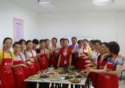 南寧月嫂娘子軍家政致：愛(ài)美的寶媽們，春節不增重你得這樣吃哦！
